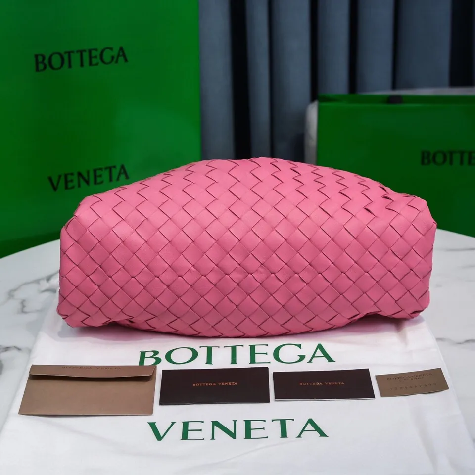 🔥🔥The counterattack of the popular Bottega Veneta started with this series of cloud bags, which went viral in the fashion circle and started a craze! Out of stock, out of stock, out of stock... One piece is hard to find, super hard to buy, regardless of age, season, or occasion. Very classy. Really, if you carry this on the road, it will turn heads! This is also the reason why this series is so expensive. Large size: 38*20*8.5cm [Big clouds and large grid weaving] Girly pink